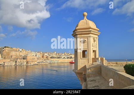 Das Foto wurde im öffentlichen Park der Stadt Senglea auf der Insel Malta aufgenommen. Das Bild zeigt den berühmten Turm mit Bildern von Ohr und Ei Stockfoto