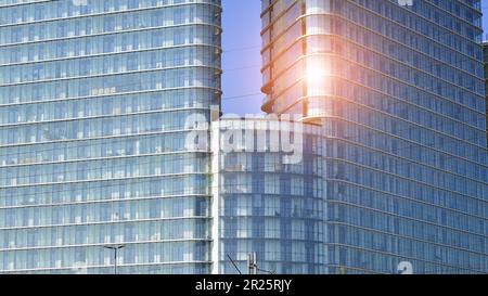 Apartmentgebäude mit hellen Fassaden. Moderne, minimalistische Architektur mit vielen quadratischen Glasfenstern und Balkonen. Stockfoto