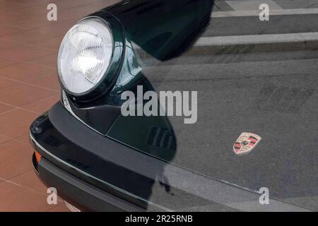 OSTERREICH, WIEN - 5. April 2023 Porsche und Reflexion der Zebraüberquerung Stockfoto