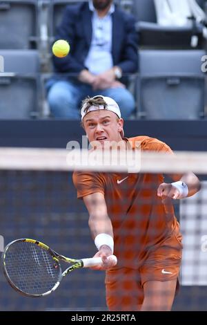 17. Mai 2023; Foro Italico, Rom, Italien: ATP 1000 Masters Rome, Tag 10; Holger Rune (den) kehrt nach Novak Djokovic (srb) zurück Stockfoto