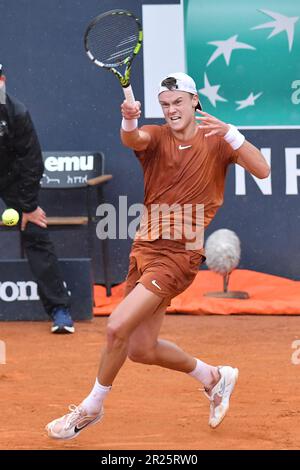 17. Mai 2023; Foro Italico, Rom, Italien: ATP 1000 Masters Rome, Tag 10; Holger Rune (den) kehrt nach Novak Djokovic (srb) zurück Stockfoto