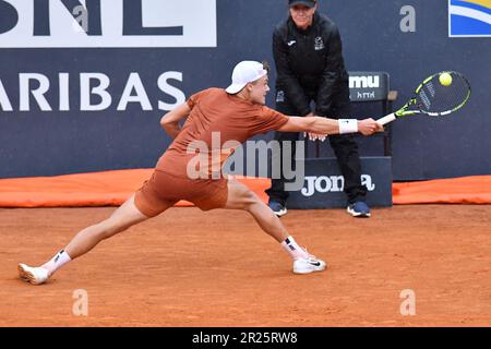 17. Mai 2023; Foro Italico, Rom, Italien: ATP 1000 Masters Rome, Tag 10; Holger Rune (den) kehrt nach Novak Djokovic (srb) zurück Stockfoto