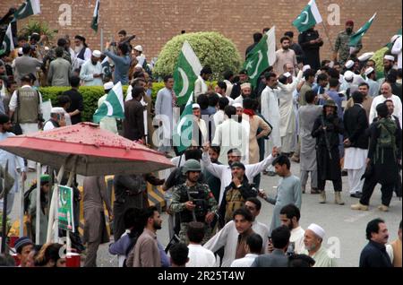 Politische Arbeiter und Bürger veranstalten eine Friedenskundgebung, um ihre Solidarität mit den Streitkräften zum Ausdruck zu bringen, die am Mittwoch, den 17. Mai 2023, vor dem Fort Bala Hisar in Peshawar festgehalten werden. Stockfoto