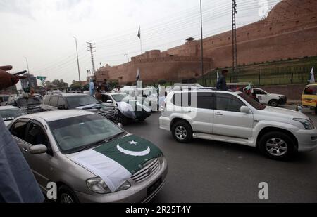 Politische Arbeiter und Bürger veranstalten eine Friedenskundgebung, um ihre Solidarität mit den Streitkräften zum Ausdruck zu bringen, die am Mittwoch, den 17. Mai 2023, vor dem Fort Bala Hisar in Peshawar festgehalten werden. Stockfoto