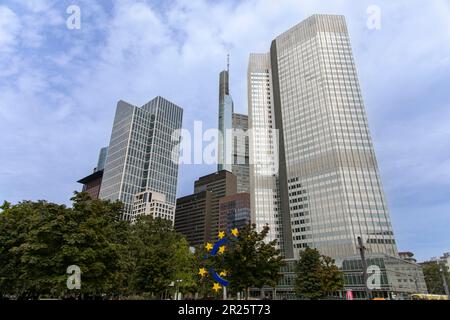 Frankfurt am Main – die Euro Skulptur befindet sich vor den Wolkenkratzern des Finanzviertels Frankfurt. Stockfoto