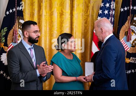 Washington, Usa. 17. Mai 2023. US-Präsident Joe Biden begrüßt Dominique Rivera, die Ehefrau des gefallenen Detektivs Jason Rivera vom New York City Police Department, als er posthum die Tapferkeitsmedaille erhält, während einer Zeremonie im East Room des Weißen Hauses in Washington, DC am Mittwoch, den 17. Mai 2023. Die Tapferkeitsmedaille ist eine Auszeichnung der US-Regierung, um außergewöhnliche Heldentaten und Tapferkeit von Beamten der öffentlichen Sicherheit in den USA ausdrücklich anzuerkennen. Foto: Al Drago/UPI Credit: UPI/Alamy Live News Stockfoto