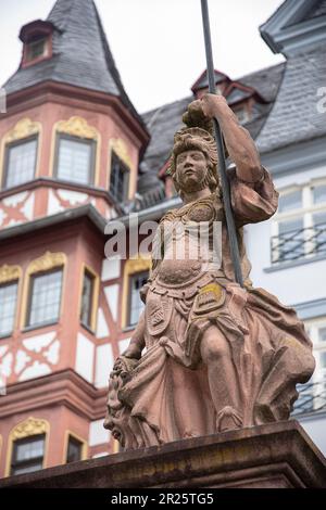 Frankfurt am Main, Deutschland - 8. August 2021: Die Minerva-Statue oder Minervabrunnen ist im Römerberger Stadtteil Frankfurt zu sehen. Stockfoto