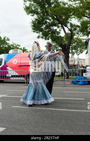 Madrid, Spanien; 14. Mai 2023: Erwachsenes Paar, das Chotis und Pasodobles tanzt, gekleidet in den typischen und traditionellen Kostümen von Madrid, Spanien; auf den Fas Stockfoto