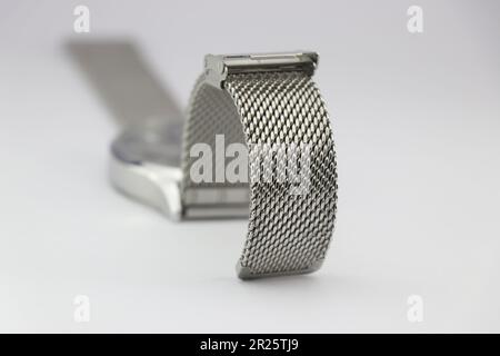 Uhrarmband aus Edelstahl auf weißem Hintergrund Stockfoto