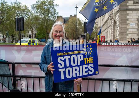 Westminster, London, Großbritannien. 17. Mai 2023. Die Anti-Brexit- und Pro-Europe-SODEM-Demonstranten waren heute in Westminster vor dem Unterhaus mit ihren Just Stop the Tories usw. -Bannern. Der SODEM-Gründer Steve Bray war heute außerhalb der National Conservatives Conference in London und protestierte anderswo in London. Kredit: Alamy Live News Stockfoto