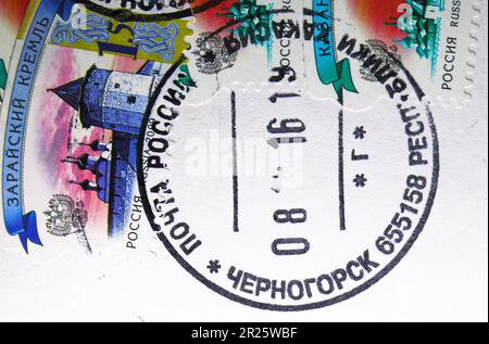 MOSKAU, RUSSLAND - 30. OKTOBER 2022: Auf dem in Russland gedruckten Poststempel der Tschernogorsk Post, Republik Chakassien. Vom 2019 Stockfoto