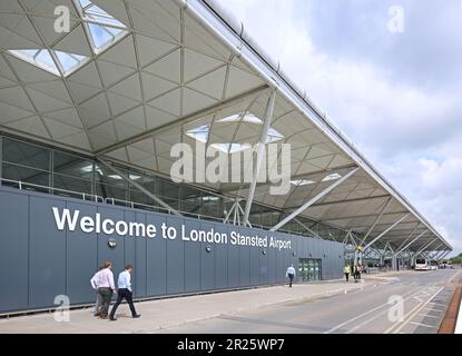 Flughafen Stansted, Großbritannien. Hauptzufahrtsstraße und Eingang zum Terminalgebäude, entworfen von Norman Foster. Stockfoto