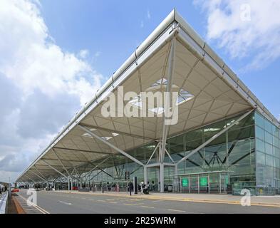 Flughafen Stansted, Großbritannien. Hauptzufahrtsstraße und Eingang zum Terminalgebäude, entworfen von Norman Foster. Stockfoto