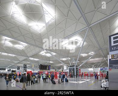 Innenansicht des Hauptterminalgebäudes des Flughafens Stansted mit markanter Dachstruktur. Entworfen von Norman Foster. Stockfoto