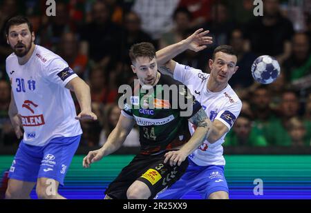 Magdeburg, Deutschland. 17. Mai 2023. Handball: Champions League, SC Magdeburg - Wisla Plock, Endrunde, K.O.-Runde, Viertelfinale, zweite Beine, GETEC-Arena. Michael Damgaard (M) aus Magdeburg spielt gegen die Spieler Tin Lucin (l) und Przemyslaw Krajweski. Kredit: Ronny Hartmann/dpa-Zentralbild/dpa/Alamy Live News Stockfoto