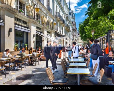 Junge Leute unterhalten sich auf der Terrasse des Restaurants/der Bar im Stadtzentrum - Place Jean Jaurès, Tours, Indre-et-Loire (37), Frankreich. Stockfoto