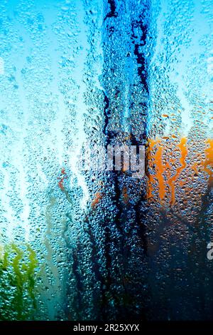 Abstrakte Szene durch Kondensation auf dem Fenster. Stockfoto