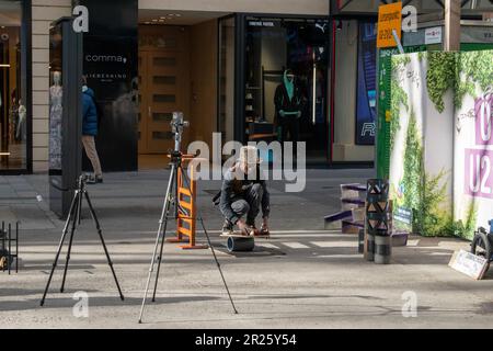 Wien, Österreich - 01. April 2023: Ein Mann ist ein Ball, der neben dem Markt jongliert und dem Volk sein Spiel zeigt Stockfoto