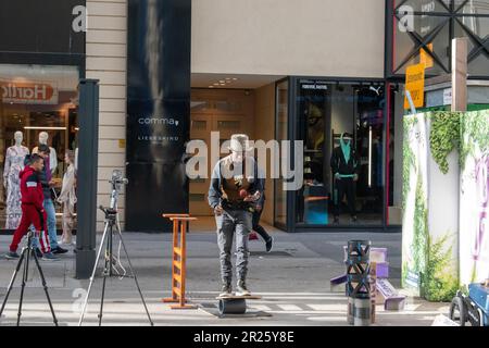 Wien, Österreich - 01. April 2023: Ein Mann ist ein Ball, der neben dem Markt jongliert und dem Volk sein Spiel zeigt. Stockfoto