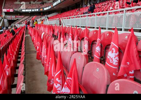 Fans im Riverside Stadium vor dem Sky Bet Championship Play-Off-Spiel Middlesbrough vs Coventry City at Riverside Stadium, Middlesbrough, Großbritannien, 17. Mai 2023 (Foto: James Heaton/News Images) werden mit Flaggen auf den Sitzen platziert. Stockfoto