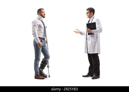 Arzt spricht mit einem verletzten Mann mit orthopädischem Stiefel und Halsband isoliert auf weißem Hintergrund Stockfoto