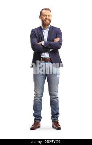 Junger Mann in Jeans und Anzug, stehend mit gefalteten Armen und lächelnd isoliert auf weißem Hintergrund Stockfoto