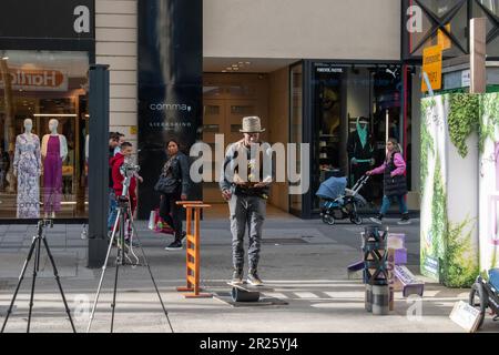 Wien, Österreich - 01. April 2023: Ein Mann ist ein Ball, der neben dem Markt jongliert und dem Volk sein Spiel zeigt. Stockfoto