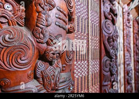 Das Zeremoniehaus in Waitangi heißt Whare Rūnanga. Es ist ein bedeutendes Bauwerk, das sich innerhalb des Waitangi-Vertrags in Neuseeland befindet. Der Whare Rūnanga dient als Symbol der Partnerschaft und Einheit zwischen Māori und der britischen Krone. Das Whare Rūnanga ist ein traditionelles Māori-Versammlungshaus, erbaut im Stil eines geschnitzten Wharenui (großes Haus). Es wurde 1940 erbaut, um dem hundertjährigen Bestehen der Unterzeichnung des Vertrags von Waitangi zu gedenken Stockfoto