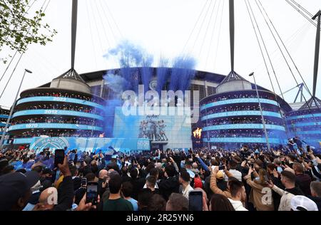 Manchester, Großbritannien. 17. Mai 2023. Fans kommen zusammen, um die Teams beim Spiel der UEFA Champions League im Etihad Stadium in Manchester zu beobachten. Der Bildausdruck sollte lauten: Darren Staples/SportimageManchester, England, 17. Mai 2023. Während des UEFA Champions League-Spiels im Etihad Stadium, Manchester. Der Bildausdruck sollte lauten: Darren Staples/Sportimage Credit: Sportimage Ltd/Alamy Live News Stockfoto