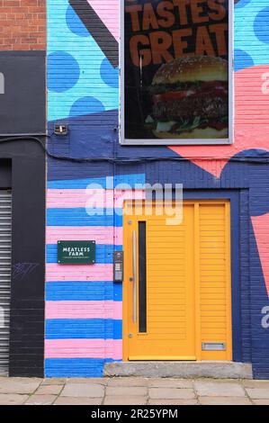 Die pflanzenbasierte Fleischalternative Meatless Farm in der Wharf Street, im Stadtzentrum von Leeds, West Yorkshire, Großbritannien, ging diese Woche in die Verwaltung. Stockfoto