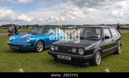 1977 Porsche 911 Targa & 1989 VW Golf GTi, ausgestellt beim April Scramble im Bicester Heritage Centre am 23. April 2023. Stockfoto