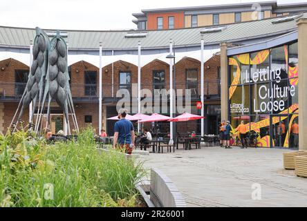 Brewery Wharf, ein Mischgeschäft mit einer lebhaften Mischung aus Büros, Bars, Restaurants und Apartments, am Südufer des Flusses Aire in Leeds, Stockfoto