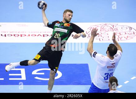 Magdeburg, Deutschland. 17. Mai 2023. Handball: Champions League, SC Magdeburg - Wisla Plock, Endrunde, K.O.-Runde, Viertelfinale, zweite Beine, GETEC-Arena. Philipp Weber (l) von Magdeburg spielt gegen Plock's Mirsad Terzic, Kredit: Ronny Hartmann/dpa-Zentralbild/dpa/Alamy Live News Stockfoto