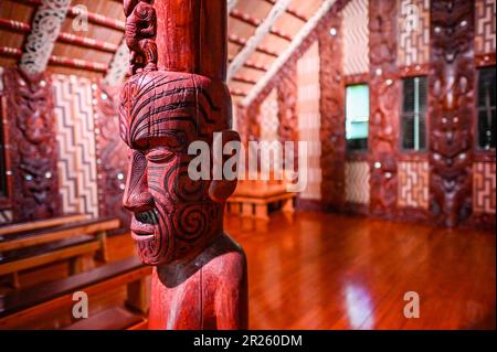 Das Zeremoniehaus in Waitangi heißt Whare Rūnanga. Es ist ein bedeutendes Bauwerk, das sich innerhalb des Waitangi-Vertrags in Neuseeland befindet. Der Whare Rūnanga dient als Symbol der Partnerschaft und Einheit zwischen Māori und der britischen Krone. Das Whare Rūnanga ist ein traditionelles Māori-Versammlungshaus, erbaut im Stil eines geschnitzten Wharenui (großes Haus). Es wurde 1940 erbaut, um dem hundertjährigen Bestehen der Unterzeichnung des Vertrags von Waitangi zu gedenken Stockfoto