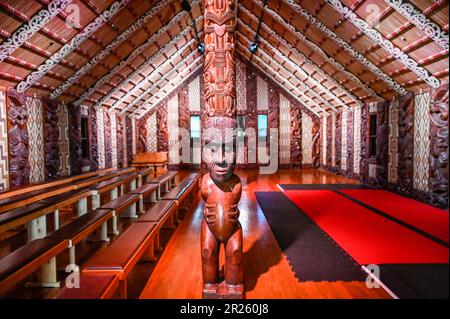 Das Zeremoniehaus in Waitangi heißt Whare Rūnanga. Es ist ein bedeutendes Bauwerk, das sich innerhalb des Waitangi-Vertrags in Neuseeland befindet. Der Whare Rūnanga dient als Symbol der Partnerschaft und Einheit zwischen Māori und der britischen Krone. Das Whare Rūnanga ist ein traditionelles Māori-Versammlungshaus, erbaut im Stil eines geschnitzten Wharenui (großes Haus). Es wurde 1940 erbaut, um dem hundertjährigen Bestehen der Unterzeichnung des Vertrags von Waitangi zu gedenken Stockfoto