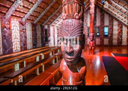 Das Zeremoniehaus in Waitangi heißt Whare Rūnanga. Es ist ein bedeutendes Bauwerk, das sich innerhalb des Waitangi-Vertrags in Neuseeland befindet. Der Whare Rūnanga dient als Symbol der Partnerschaft und Einheit zwischen Māori und der britischen Krone. Das Whare Rūnanga ist ein traditionelles Māori-Versammlungshaus, erbaut im Stil eines geschnitzten Wharenui (großes Haus). Es wurde 1940 erbaut, um dem hundertjährigen Bestehen der Unterzeichnung des Vertrags von Waitangi zu gedenken Stockfoto