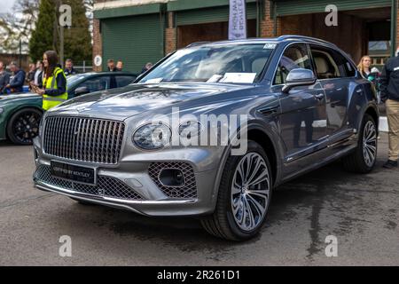 Bentley Bentayga, ausgestellt beim April Scramble, der am 23. April 2023 im Bicester Heritage Center stattfindet. Stockfoto