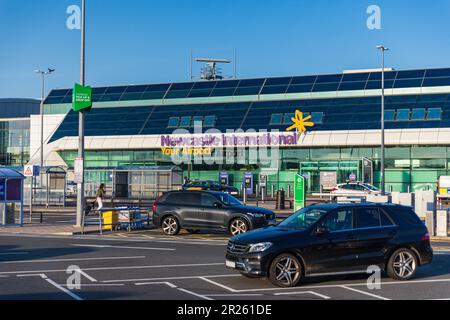 Newcastle Upon Tyne, England, Vereinigtes Königreich. 13. Mai 2023. Das Äußere des internationalen Flughafens in der Nähe von Newcastle. Stockfoto