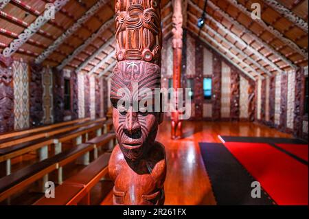 Das Zeremoniehaus in Waitangi heißt Whare Rūnanga. Es ist ein bedeutendes Bauwerk, das sich innerhalb des Waitangi-Vertrags in Neuseeland befindet. Der Whare Rūnanga dient als Symbol der Partnerschaft und Einheit zwischen Māori und der britischen Krone. Das Whare Rūnanga ist ein traditionelles Māori-Versammlungshaus, erbaut im Stil eines geschnitzten Wharenui (großes Haus). Es wurde 1940 erbaut, um dem hundertjährigen Bestehen der Unterzeichnung des Vertrags von Waitangi zu gedenken Stockfoto