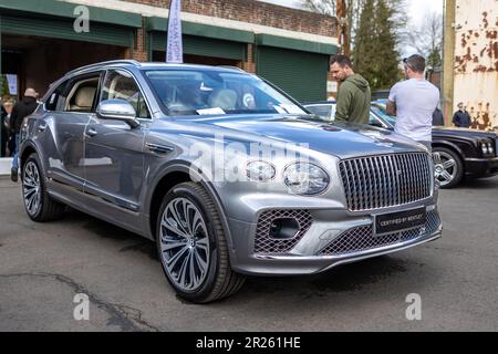 Bentley Bentayga, ausgestellt beim April Scramble, der am 23. April 2023 im Bicester Heritage Center stattfindet. Stockfoto