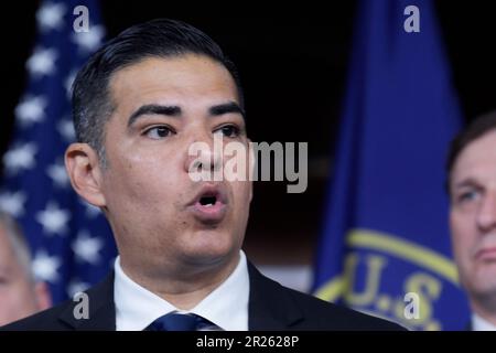 17. Mai 2023, Washington, Distric of Columbia, USA: US Congressman ROBERT GARCIA (D-CA) und andere Mitglieder des Hauses sprechen über die Resolution, Rep George Santos vom Kongress auszuweisen. Auf einer Pressekonferenz am 17. Mai 2023 in HVC/Capitol Hill in Washington DC, USA. (Kreditbild: © Lenin Nolly/ZUMA Press Wire) NUR REDAKTIONELLE VERWENDUNG! Nicht für den kommerziellen GEBRAUCH! Stockfoto