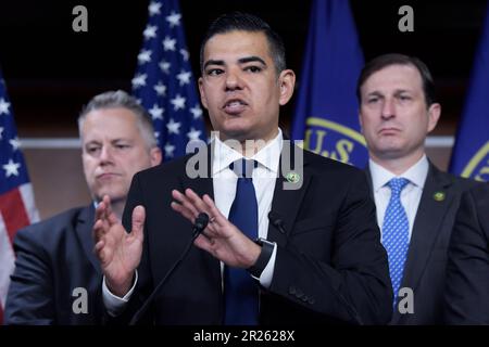 17. Mai 2023, Washington, Distric of Columbia, USA: US Congressman ROBERT GARCIA (D-CA) und andere Mitglieder des Hauses sprechen über die Resolution, Rep George Santos vom Kongress auszuweisen. Auf einer Pressekonferenz am 17. Mai 2023 in HVC/Capitol Hill in Washington DC, USA. (Kreditbild: © Lenin Nolly/ZUMA Press Wire) NUR REDAKTIONELLE VERWENDUNG! Nicht für den kommerziellen GEBRAUCH! Stockfoto