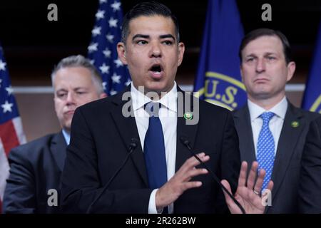 17. Mai 2023, Washington, Distric of Columbia, USA: US Congressman ROBERT GARCIA (D-CA) und andere Mitglieder des Hauses sprechen über die Resolution, Rep George Santos vom Kongress auszuweisen. Auf einer Pressekonferenz am 17. Mai 2023 in HVC/Capitol Hill in Washington DC, USA. (Kreditbild: © Lenin Nolly/ZUMA Press Wire) NUR REDAKTIONELLE VERWENDUNG! Nicht für den kommerziellen GEBRAUCH! Stockfoto