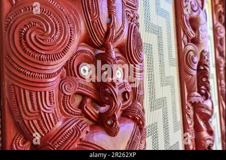 Das Zeremoniehaus in Waitangi heißt Whare Rūnanga. Es ist ein bedeutendes Bauwerk, das sich innerhalb des Waitangi-Vertrags in Neuseeland befindet. Der Whare Rūnanga dient als Symbol der Partnerschaft und Einheit zwischen Māori und der britischen Krone. Das Whare Rūnanga ist ein traditionelles Māori-Versammlungshaus, erbaut im Stil eines geschnitzten Wharenui (großes Haus). Es wurde 1940 erbaut, um dem hundertjährigen Bestehen der Unterzeichnung des Vertrags von Waitangi zu gedenken Stockfoto