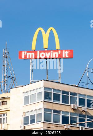 McDonald's I'm Lovin' IT Logo-Schriftzug Werbung auf dem Dach in Sofia, Bulgarien, Osteuropa, Balkan, EU Stockfoto