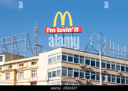 McDonald's Logo-Werbung für Gebäude in Sofia, Bulgarien, Osteuropa, Balkan, EU Stockfoto