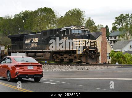 Eine Lokomotive der Norfolk Southern Railway, die Schiffscontainer zieht, fährt durch Abingdon, Virginia. Stockfoto