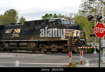 Eine Lokomotive der Norfolk Southern Railway, die Schiffscontainer zieht, fährt durch Abingdon, Virginia. Stockfoto