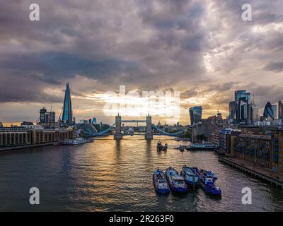 Blick auf die Tower Bridge und die Skyline von London, Großbritannien Stockfoto