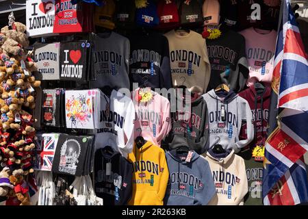 Londoner Waren werden an einem Souvenirkiosk am Piccadilly Circus im Zentrum von London, England, Großbritannien verkauft Stockfoto